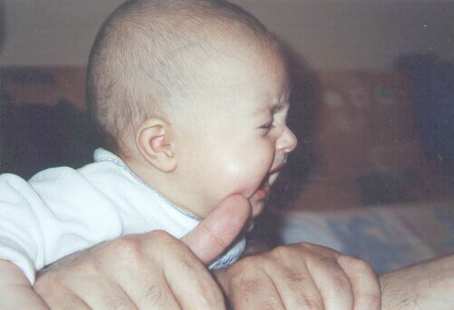 Mchant Papa ! Il retire tout le temps son pouce.